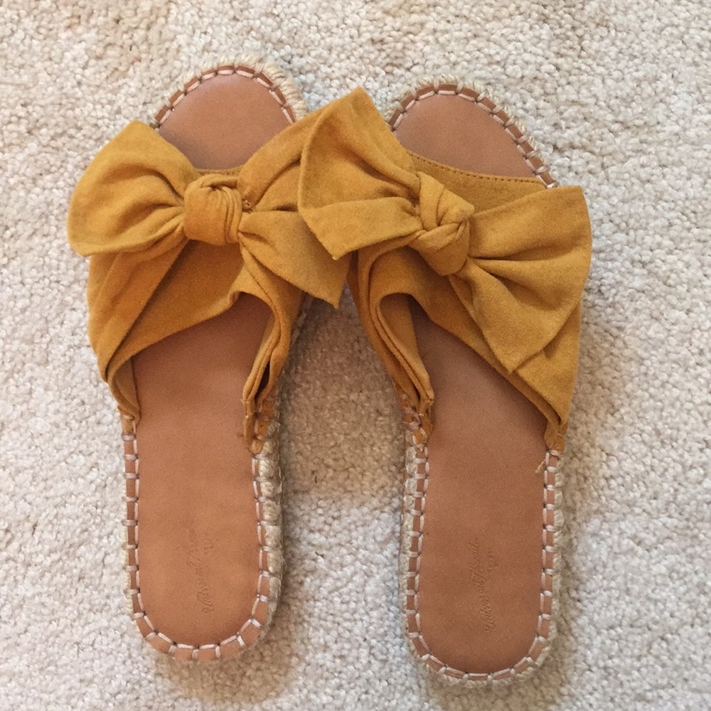 Yellow bow sandals